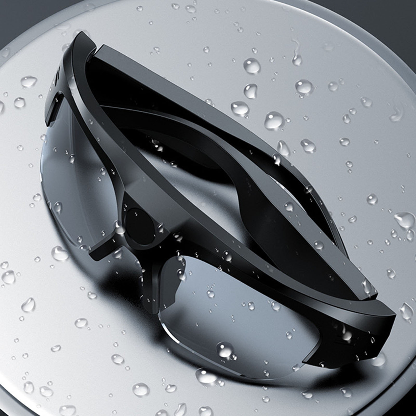 Schwarze Sonnenbrille mit verspiegelten Gläsern liegt auf einer silbernen Oberfläche mit Wassertropfen.