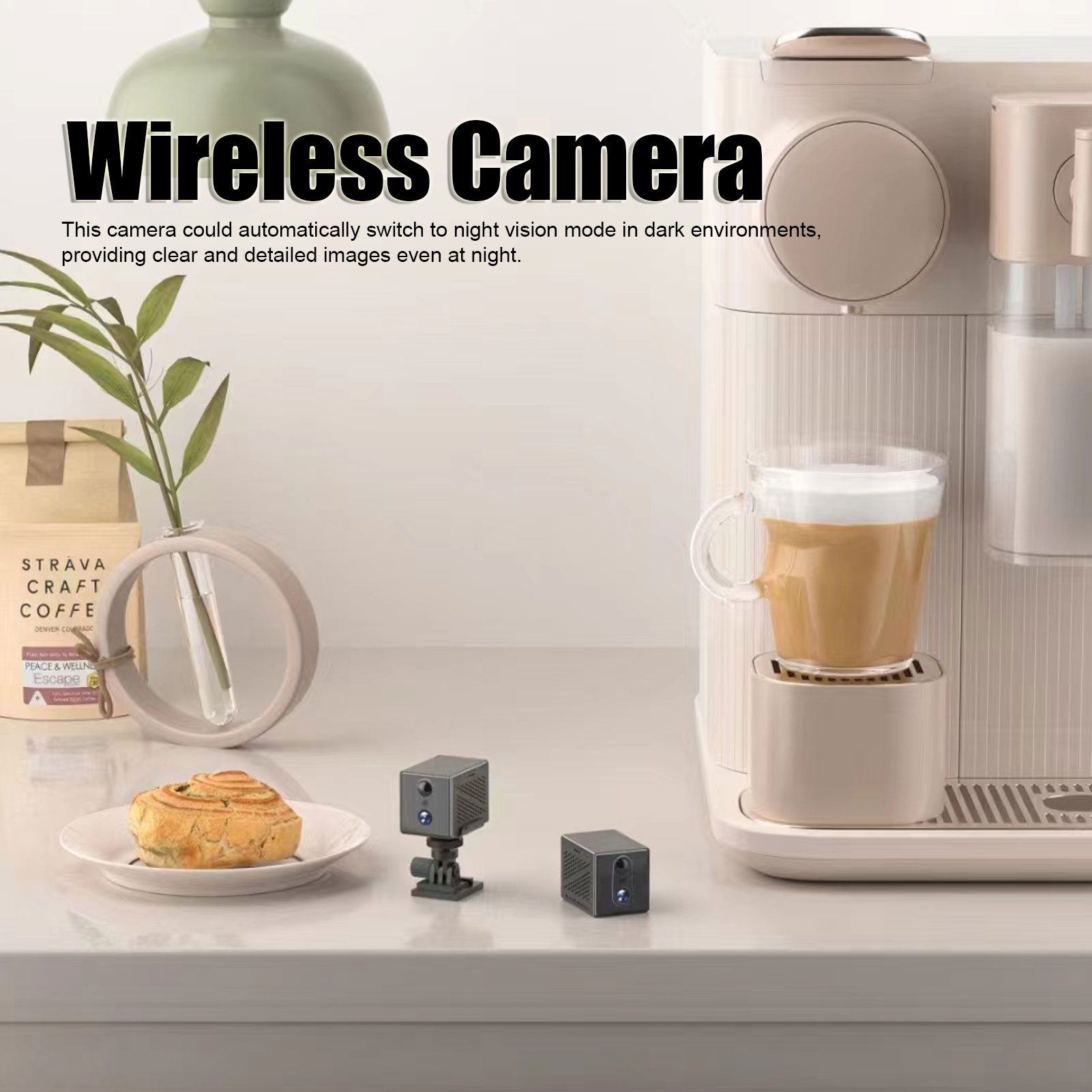 Ein drahtloses Kamera-Setup mit einer Kaffeemaschine, Gebäck und einer dekorativen Vase. Zwei kleine Kameras sind im Vordergrund.