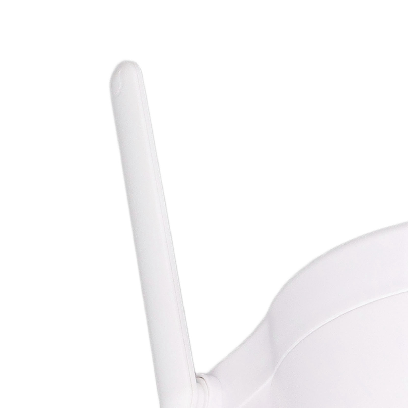 Nahaufnahme zeigt eine weiße Antenne eines Routers vor weißem Hintergrund. Die Antenne ist aufrecht.