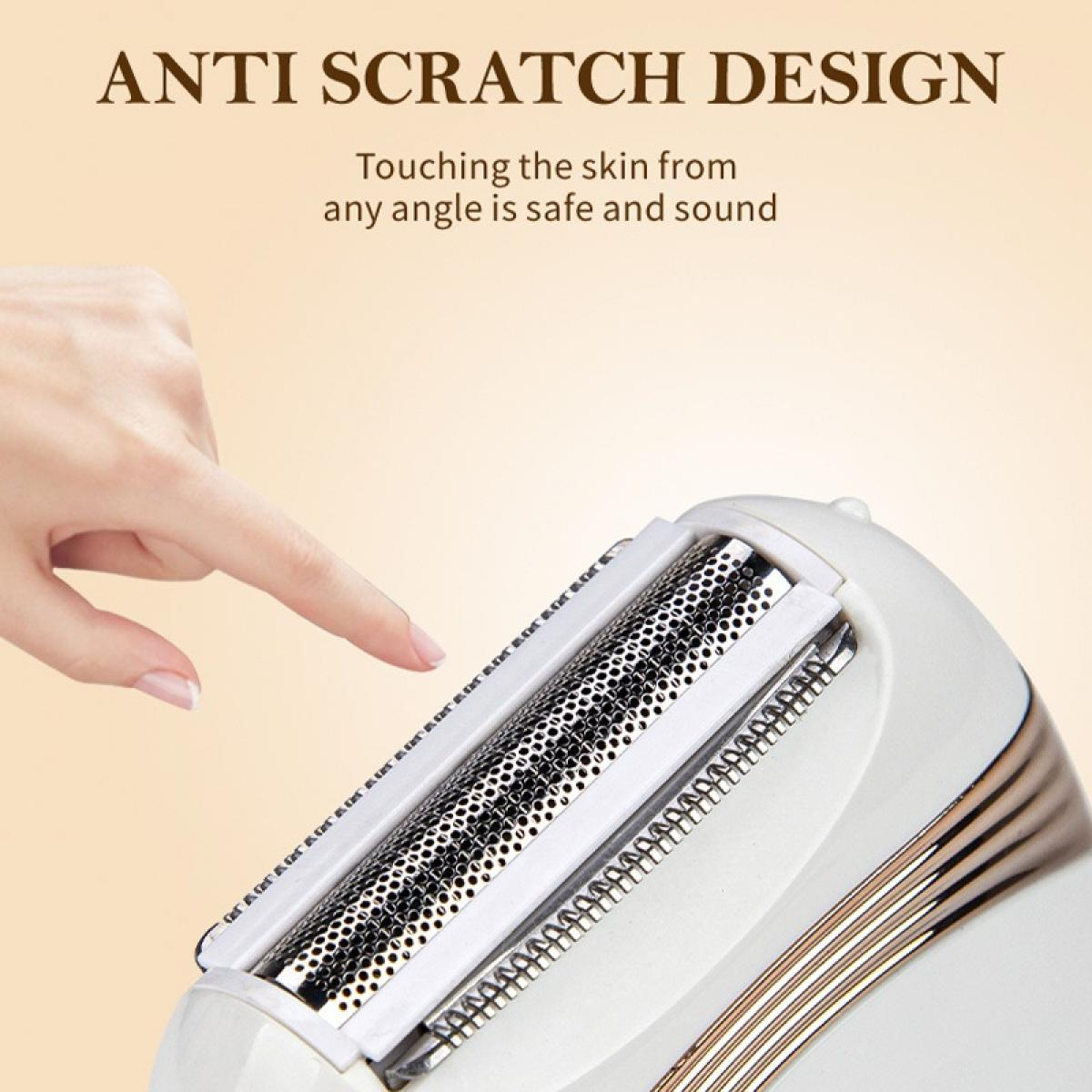 Eine Hand berührt einen Rasiererkopf. Text sagt 'Anti-Kratz-Design'. Der Rasierer ist weiß und gold, der Hintergrund ist hellbeige.