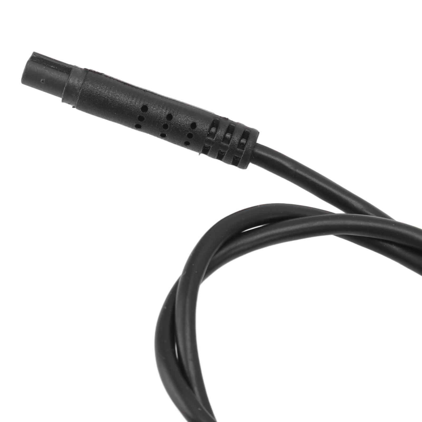 Schwarzer Stecker mit Kabel. Der Stecker hat Löcher. Das Kabel ist ebenfalls schwarz und gebogen.
