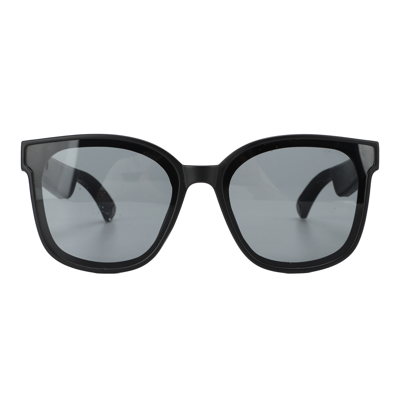 Schwarze Sonnenbrille mit grauen Gläsern. Die Brille hat eine quadratische Form und einen dicken Rahmen. Der Hintergrund ist weiß.