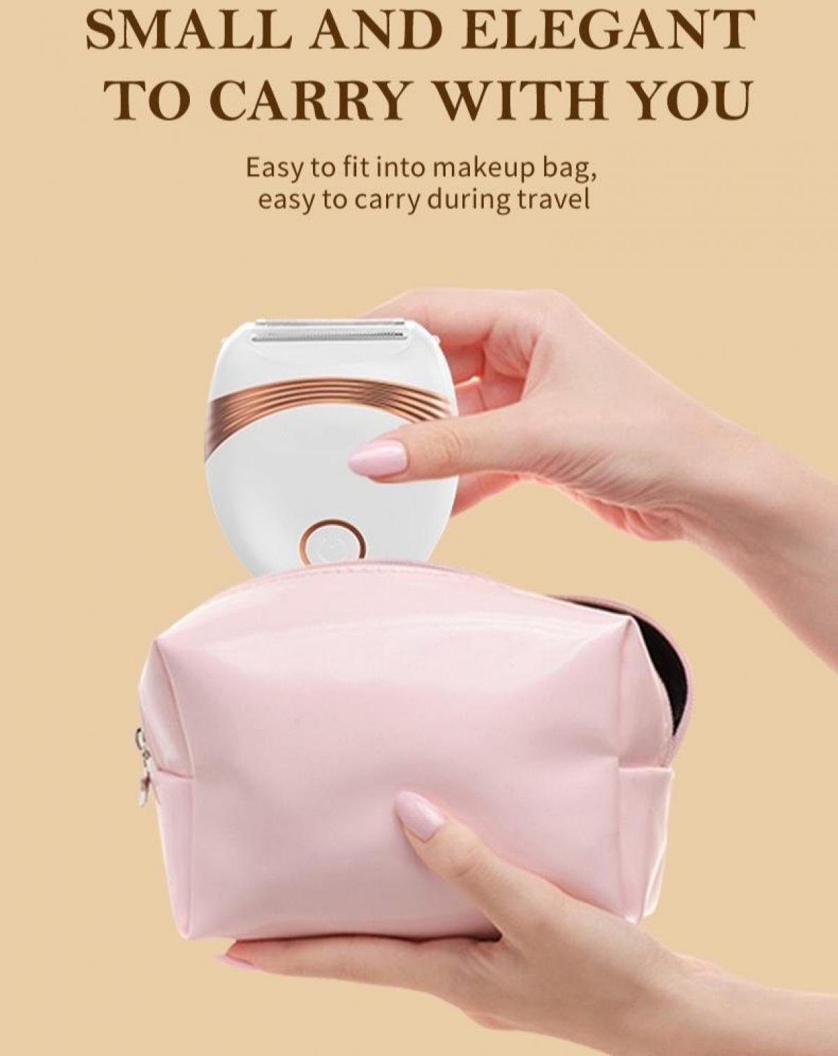 Eine Hand hält ein weißes und goldenes Schönheitsgerät über einer rosa Make-up-Tasche vor einem hellbraunen Hintergrund.