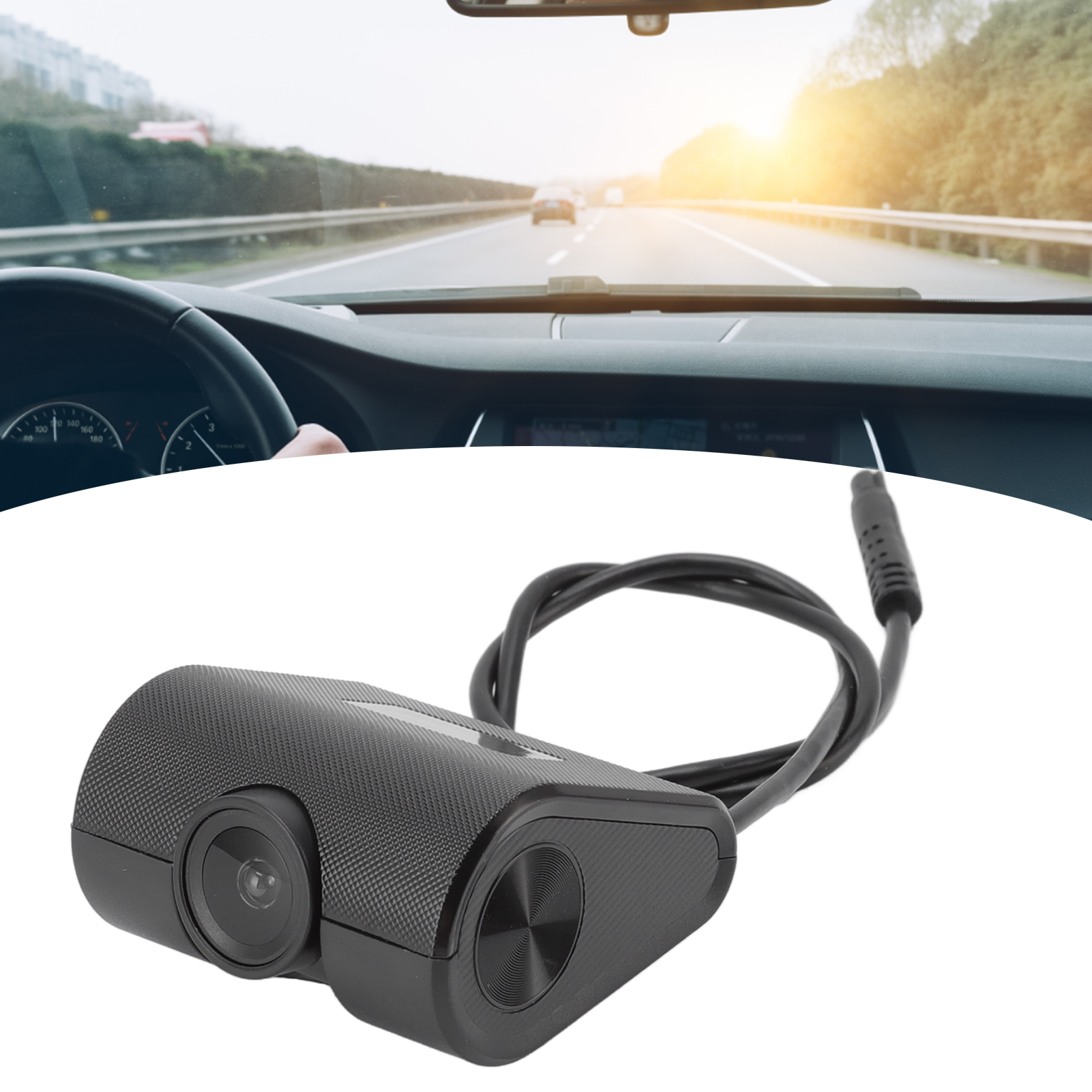 Armaturenbrettkamera mit Kabel. Autointerieur und Autobahn im Hintergrund. Sonne scheint. Schwarze Kamera mit zwei Linsen.