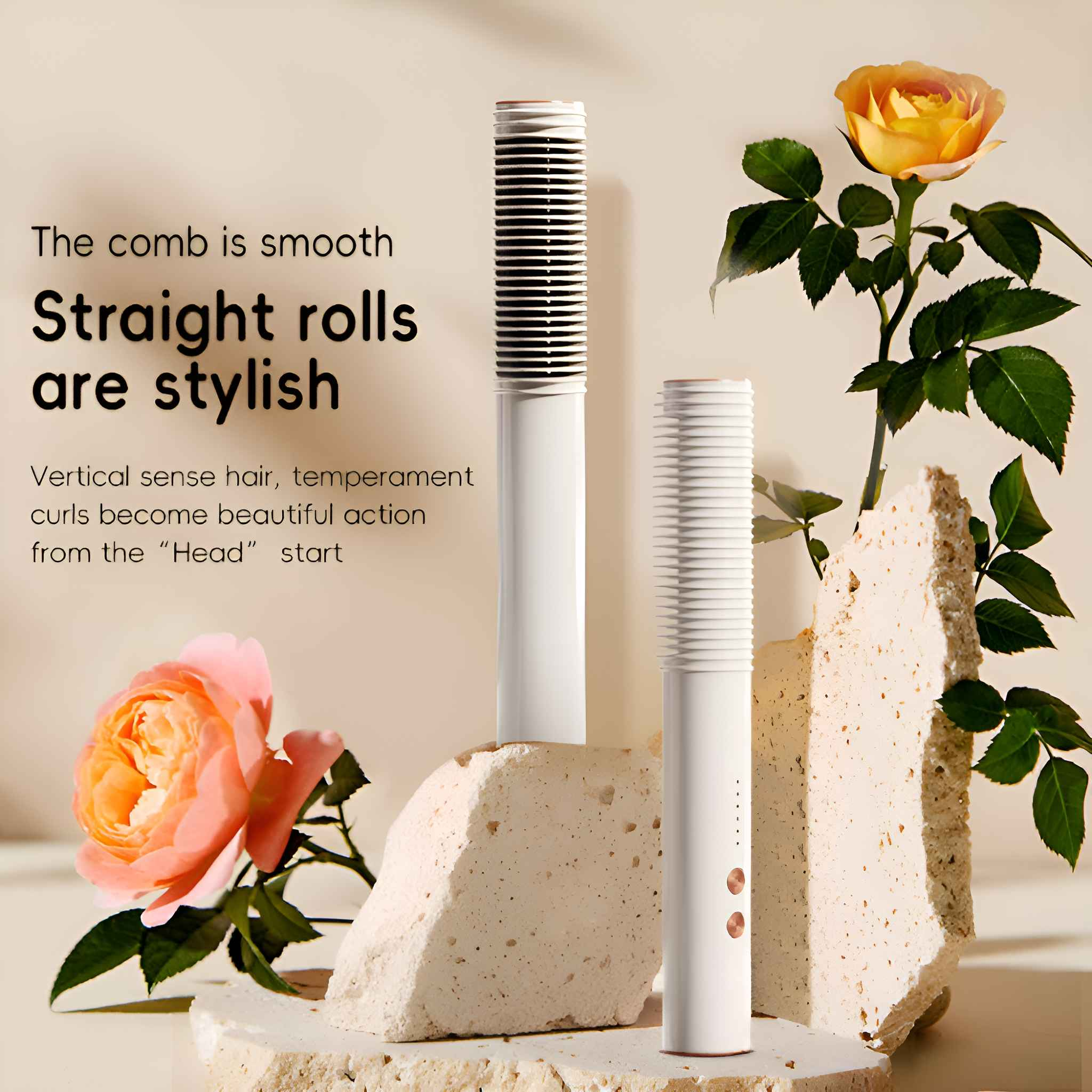 Zwei weiße Haarstyling-Tools, Rosen und Text auf beigem Hintergrund. Der Text wirbt für die Styling-Fähigkeiten des Produkts.