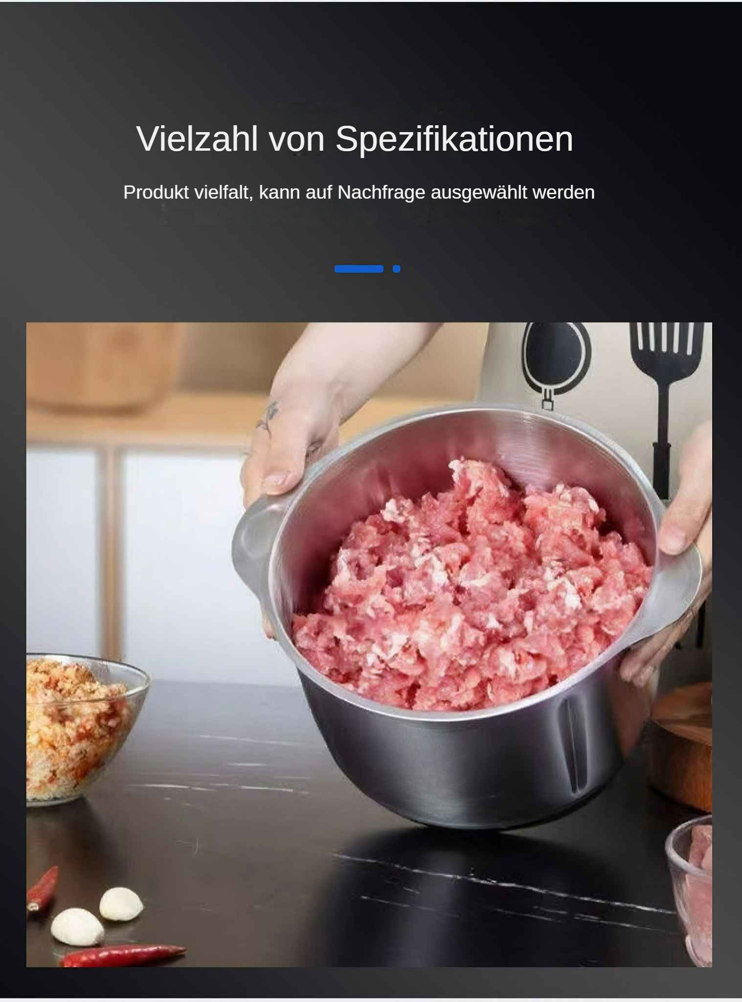 Eine Person hält eine Schüssel mit rohem Hackfleisch. Andere Zutaten und Kochutensilien sind auf dem Tisch.