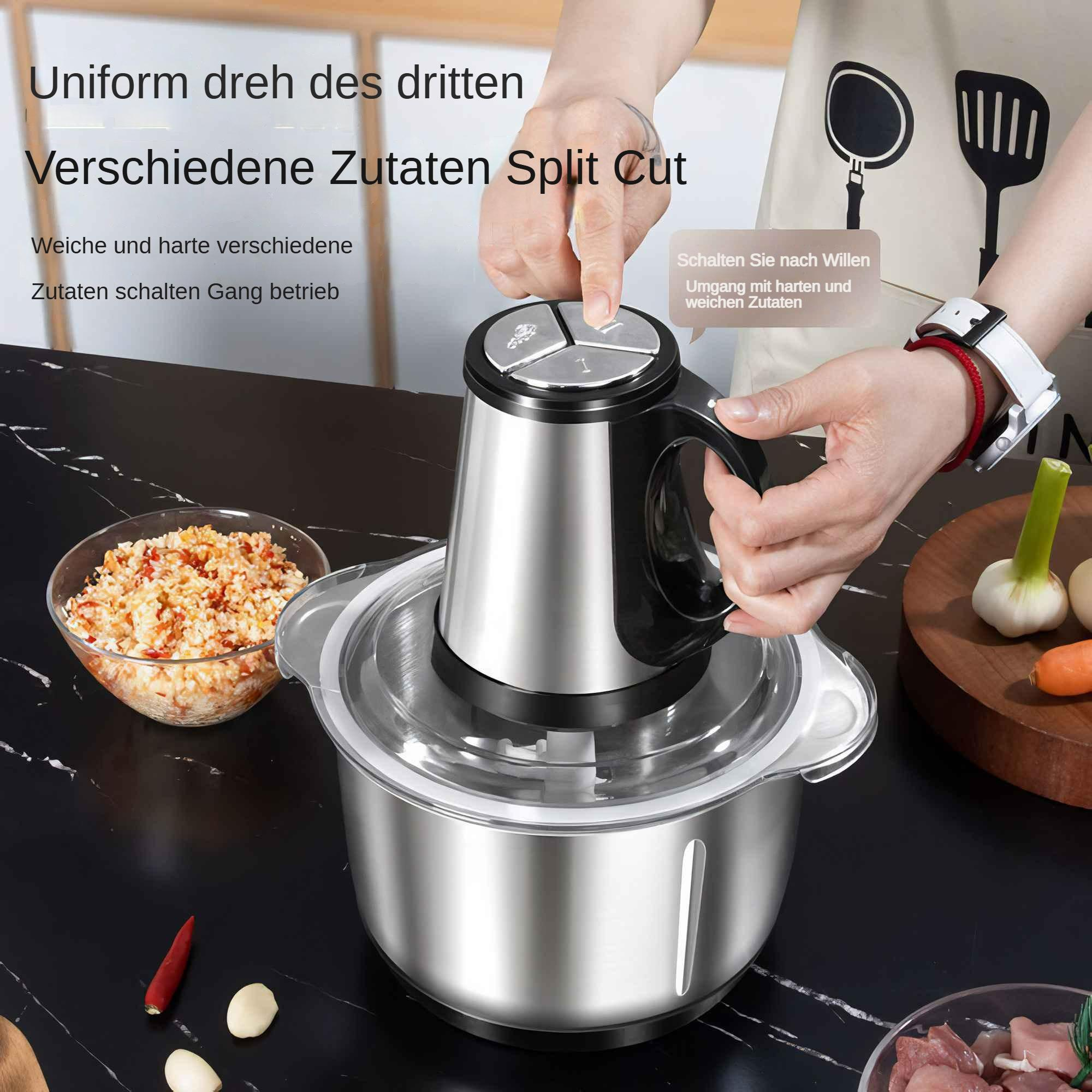 Ein Lebensmittelprozessor in Gebrauch. Gehackte Zutaten in Schüsseln und ein Holzbrett mit Gemüse im Hintergrund.