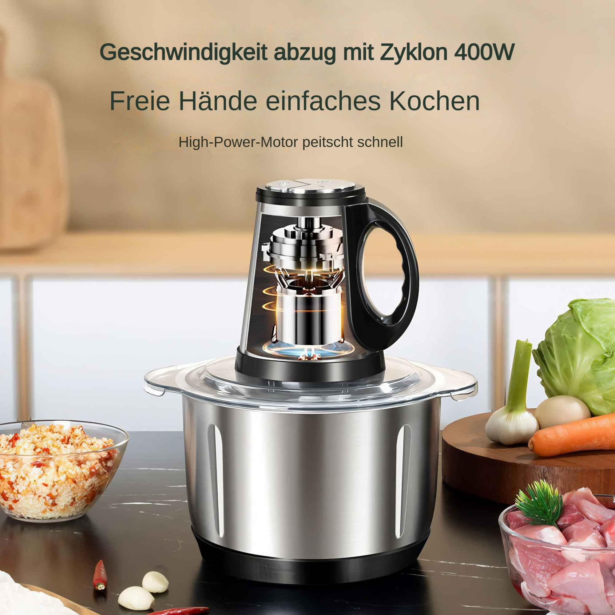 Ein Küchenmixer mit Griff, der seinen inneren Mechanismus zeigt, mit Zutaten wie Gemüse und Fleisch.