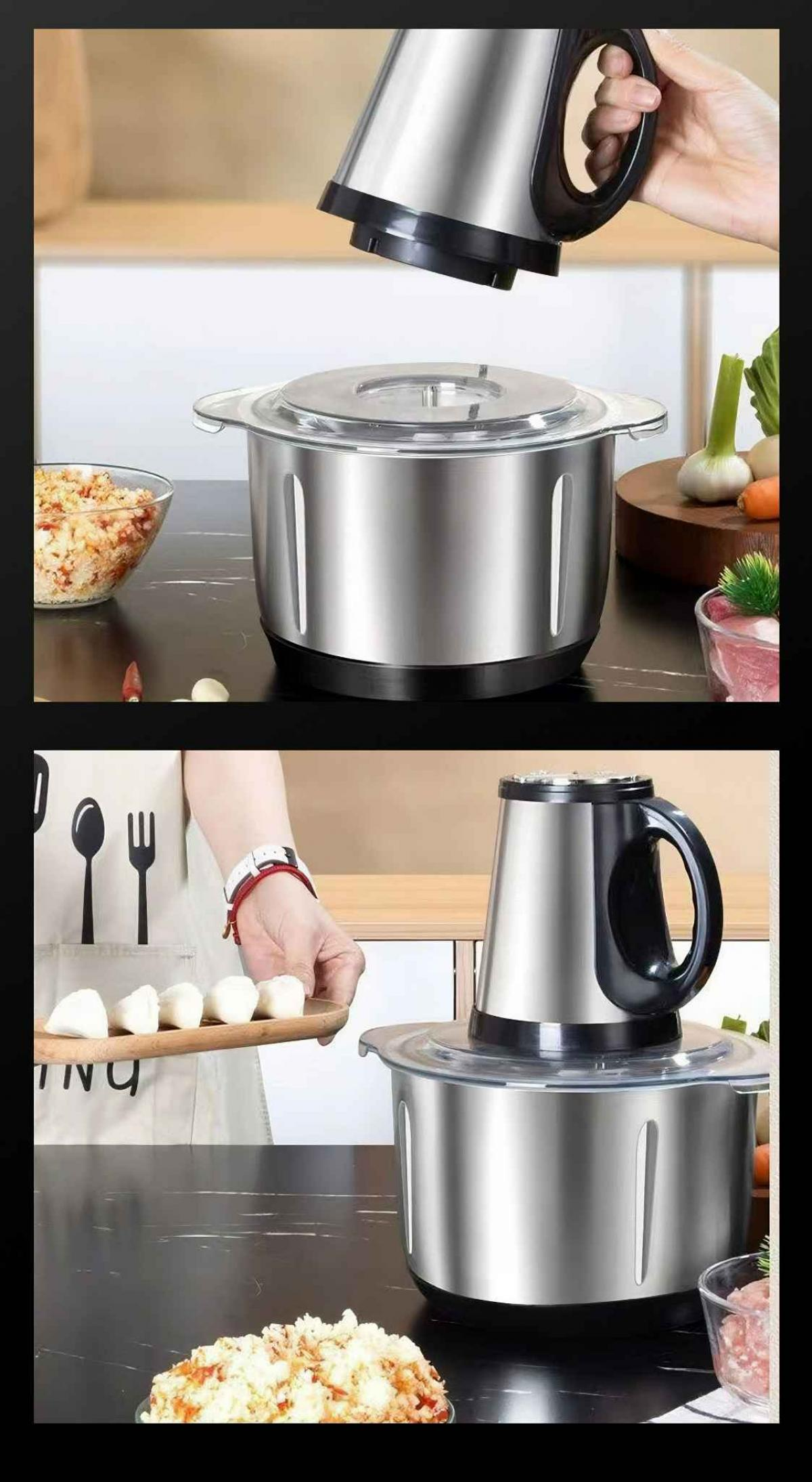 Ein funktionierender Foodprozessor. Eine Hand hält den oberen Teil. Die Basis enthält Lebensmittel. Weitere Zutaten sind ebenfalls auf dem Tisch vorhanden.