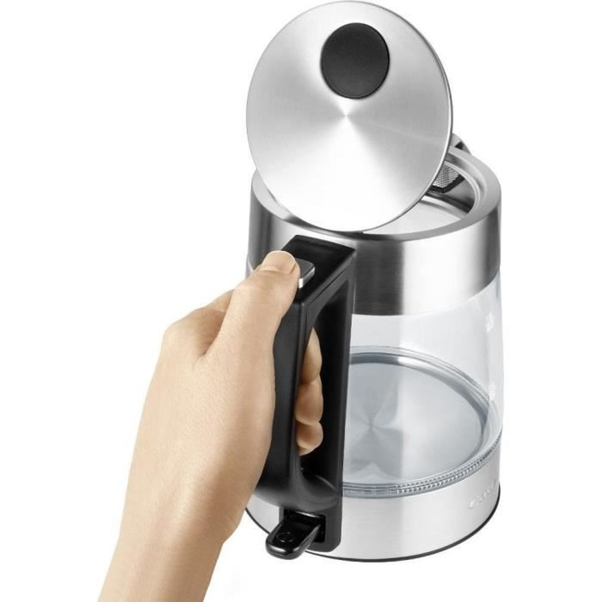 Eine Hand hält einen schwarzen Griff eines elektrischen Wasserkochers aus klarem Glas. Der Deckel ist offen und gibt den Blick frei. Edelstahlbasis.