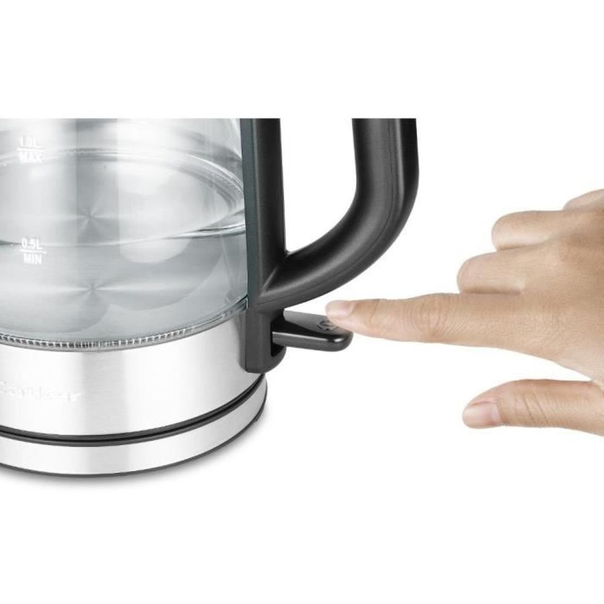 Ein Finger drückt auf einen Knopf an einem Wasserkocher. Der Wasserkocher ist aus Glas und hat einen schwarzen Griff.
