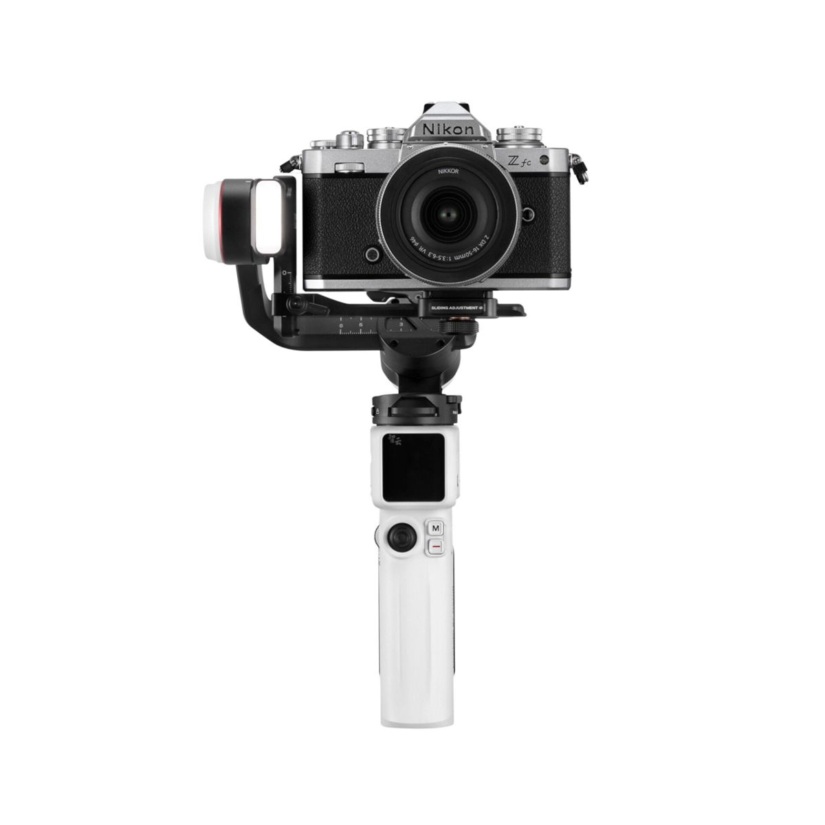 Nikon Z fc Kamera auf einem weißen und schwarzen Gimbal montiert. An der Seite ist ein Licht angebracht. Isoliert auf weißem Hintergrund.