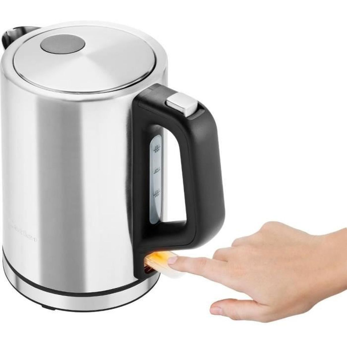 Ein Edelstahl-Wasserkocher mit schwarzem Griff. Der Finger einer Person drückt den Einschaltknopf.