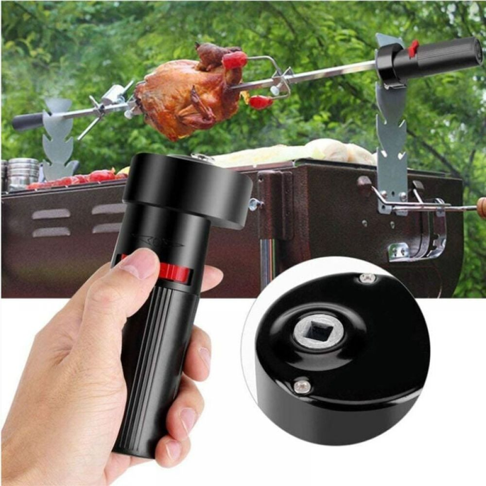 Eine Hand hält ein schwarzes Werkzeug mit rotem Knopf, einen Drehspieß mit Huhn und einen Grill im Hintergrund.