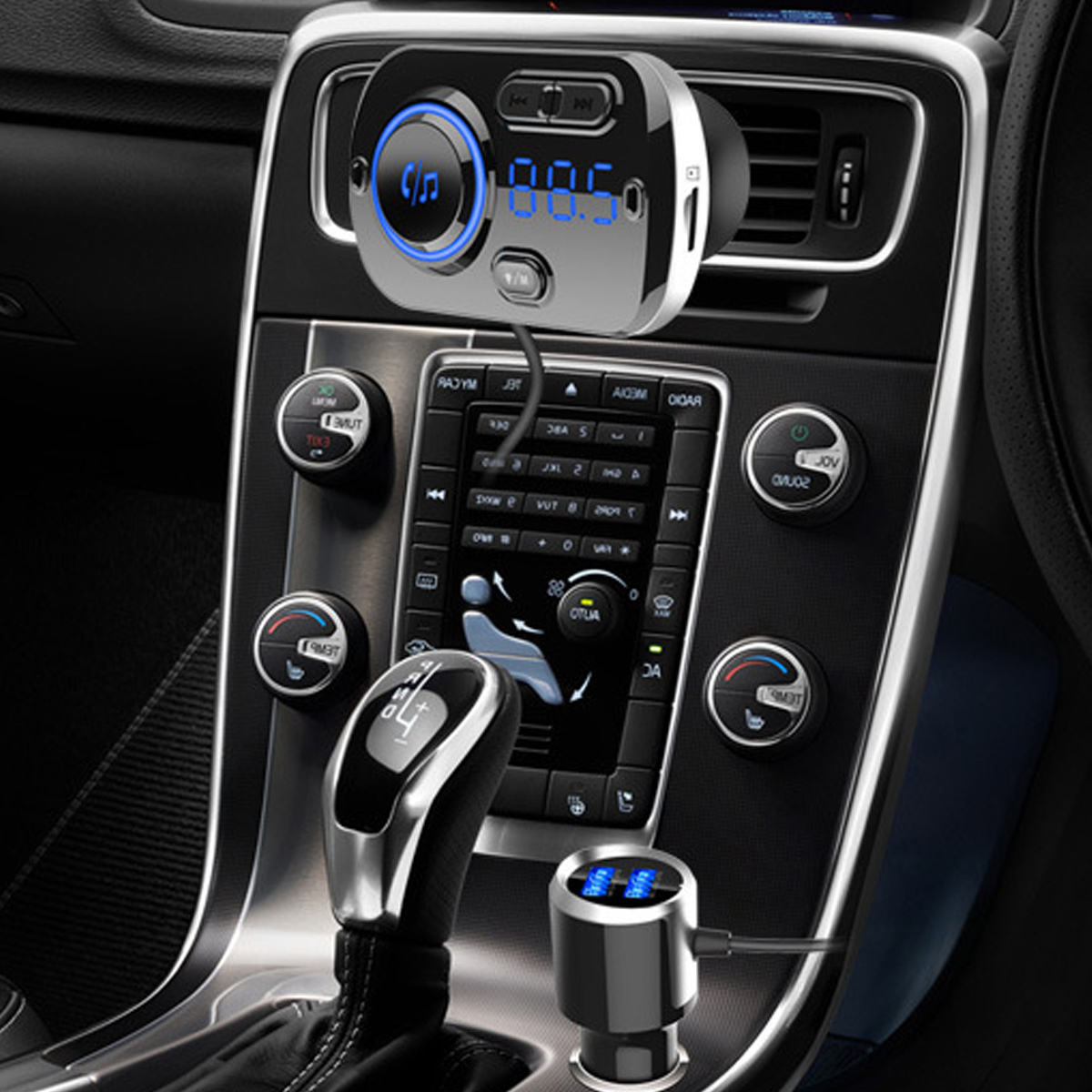 Autoinnenraum mit Radiosender, Schalthebel und Armaturenbrettdetails. Der Sender zeigt ein blaues Display und Tasten.