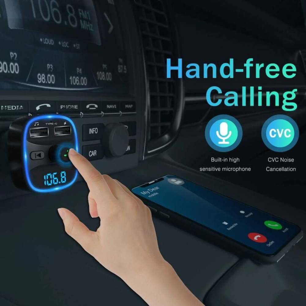 Freisprecheinrichtung im Auto mit Telefon, das einen Anruf zeigt. Eine Hand berührt das Gerät. Das Gerät zeigt die UKW-Frequenz an.