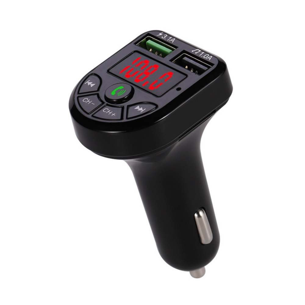 Ein schwarzes Autoladegerät mit Digitalanzeige, die '108.0' anzeigt, Tasten und USB-Anschlüssen. Ein grüner USB-Anschluss ist sichtbar.
