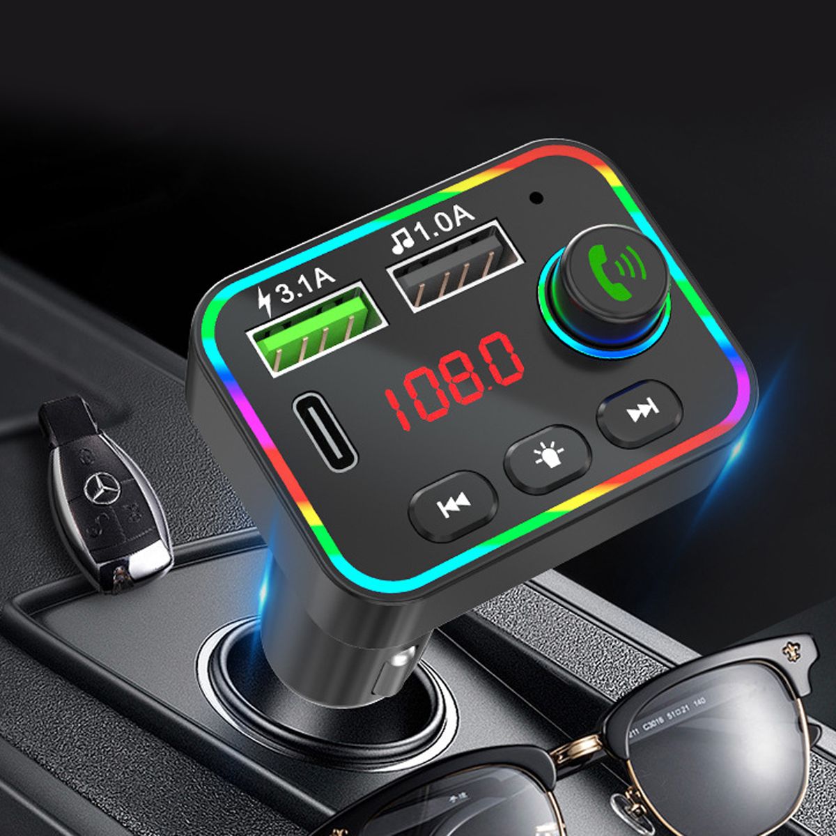 Ein schwarzes Autoladegerät mit USB-Anschlüssen, einem Schlüssel und einer Sonnenbrille. Das Ladegerät zeigt 108.0 an und hat ein farbenfrohes Licht.