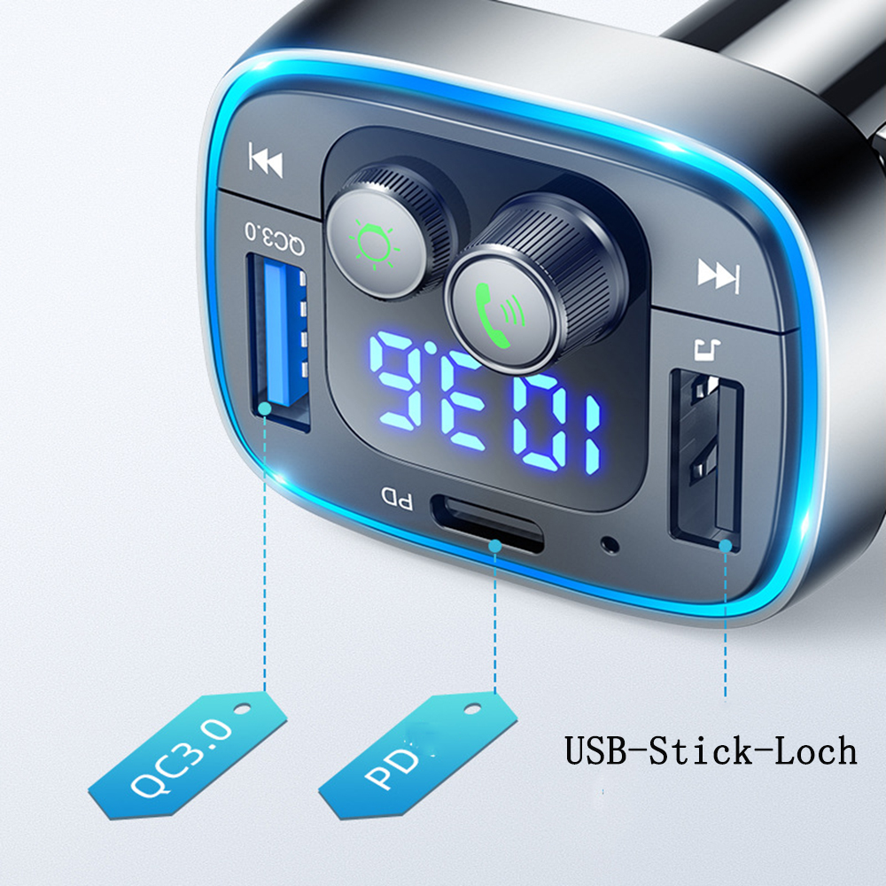 Ein Autoladegerät mit USB-Anschlüssen, Digitalanzeige und Steuertasten. Beschriftungen QC3.0 und PD sind ebenfalls sichtbar.