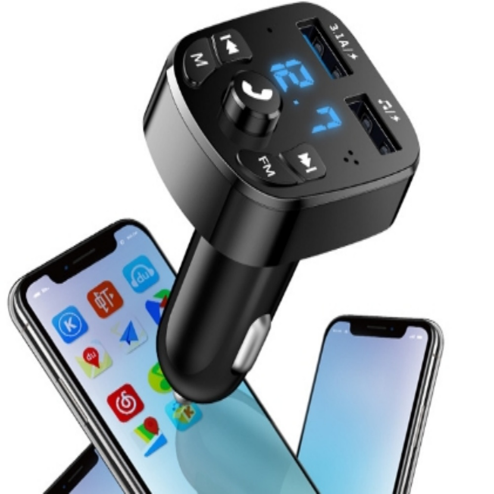 Schwarzes Autoladegerät mit USB-Anschlüssen und Digitalanzeige über drei Smartphones. Die Telefone zeigen App-Symbole.