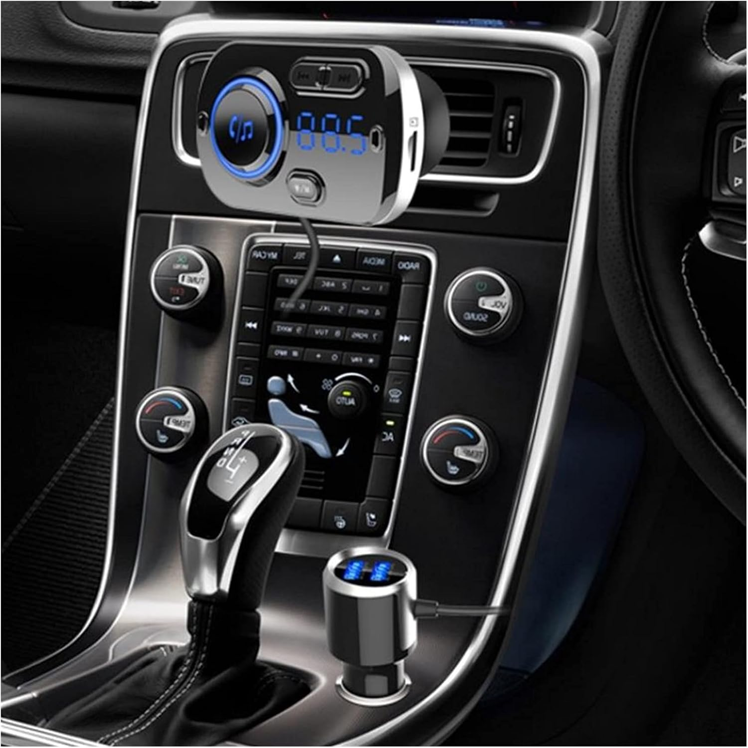 Autoinnenraum mit Schalthebel, Radiosteuerung und Autoladegerät. Ladegerät und Radio haben blaue Lichter.