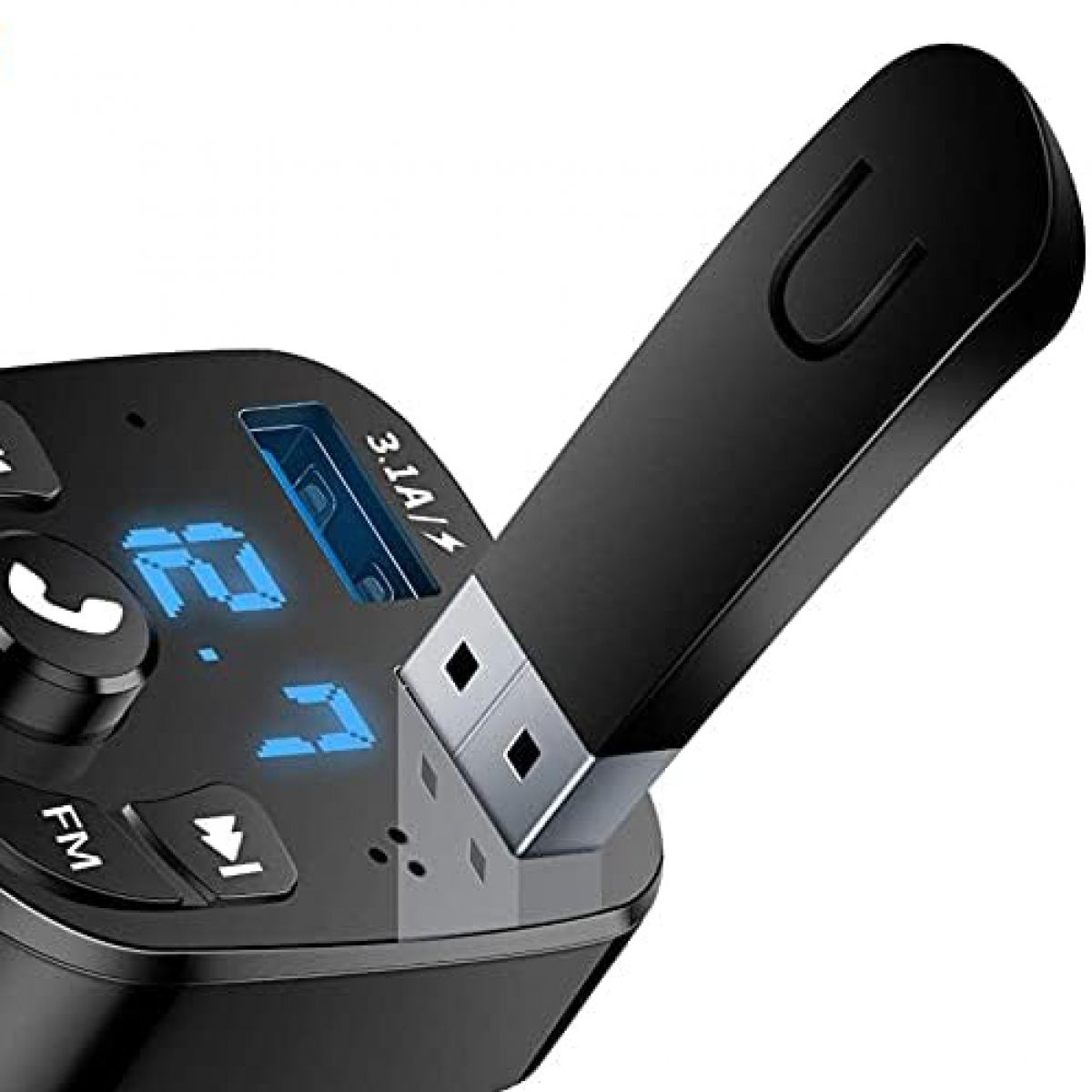 Schwarzes Autoladegerät mit USB-Anschluss. Das Display zeigt 2.7 mit blauem Licht an. Der USB-Anschluss ist schwarz. Unten befindet sich die FM-Taste.