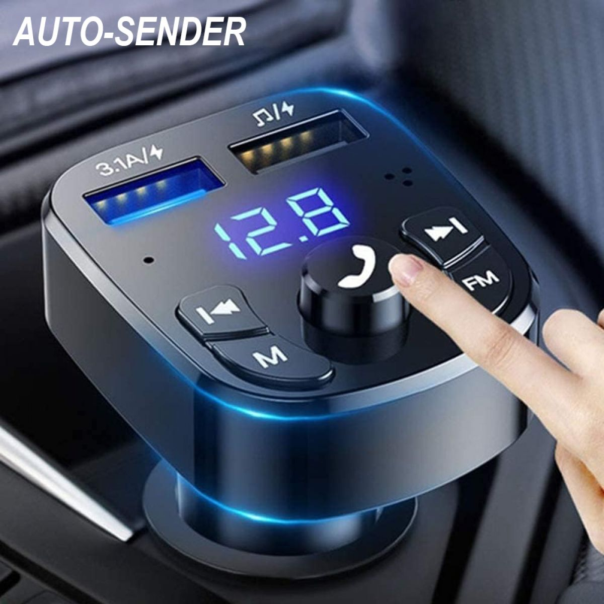 Auto-Bluetooth-FM-Transmitter mit einer Hand, die die Telefontaste drückt. Es hat einen Bildschirm mit 12,8 und Tasten zur Steuerung.
