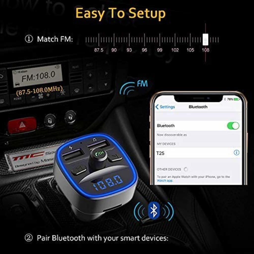 Ein FM-Transmitter mit blau beleuchtetem Display, Autoradio, Telefon mit Bluetooth-Einstellungen und Einrichtungsanweisungen.