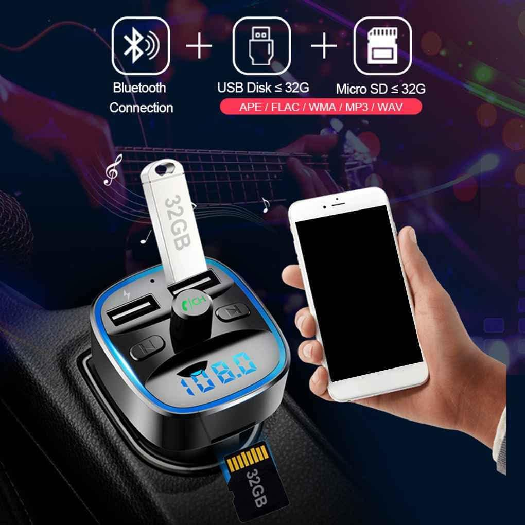 Autoladegerät mit USB, SD-Karte und Bluetooth. Eine Hand hält ein Telefon. USB-Stick und SD-Karte sind eingesetzt, Datenübertragung.