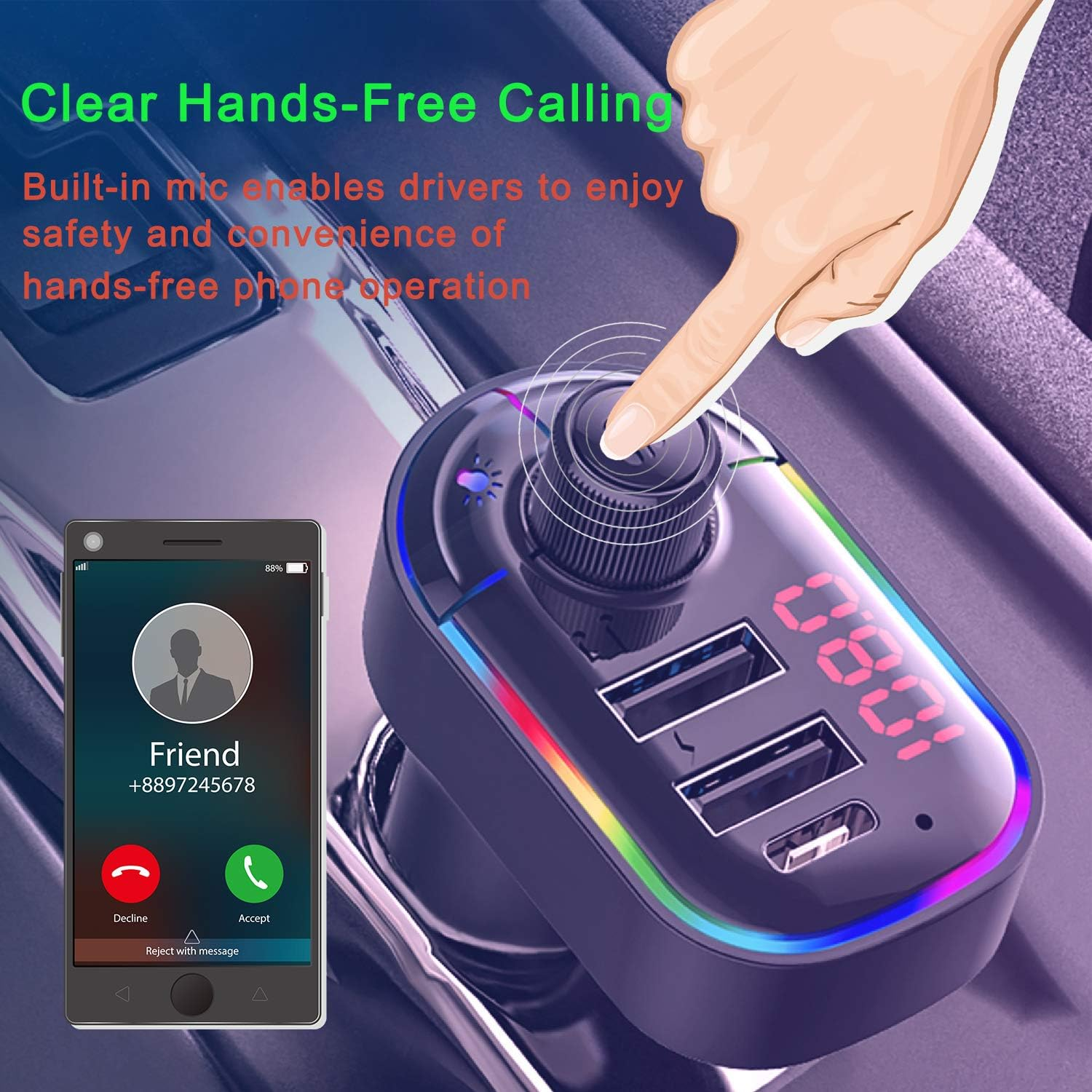 Eine Hand drückt eine Taste an einem Autogerät. Ein Telefon zeigt einen eingehenden Anruf von „Freund“ an. Das Gerät hat USB-Anschlüsse und eine Digitalanzeige.