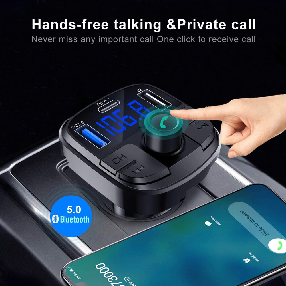 Eine Hand berührt eine Taste auf einem schwarzen Bluetooth-Gerät. Ein Telefon zeigt einen Anrufbildschirm. Der Hintergrund ist ein Autointerieur.