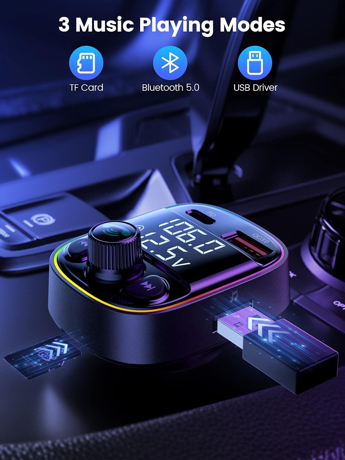Ein Autoradio-Player mit Bildschirm, der Radiofrequenz und Spannung anzeigt. Es hat USB- und TF-Kartensteckplätze und Bluetooth. Der Hintergrund ist dunkel.