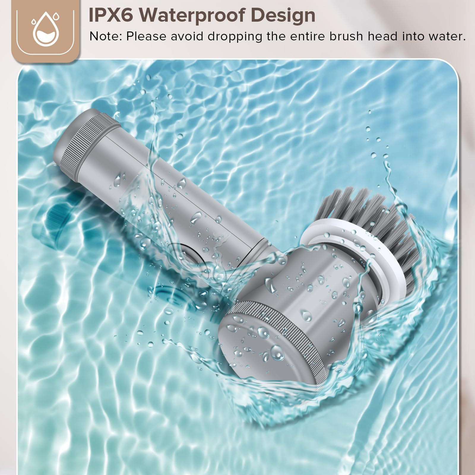 Eine silberne elektrische Bürste im Wasser. Wassertröpfchen und -kräuselungen sind sichtbar. Der Bürstenkopf ist grau mit weißen Borsten.