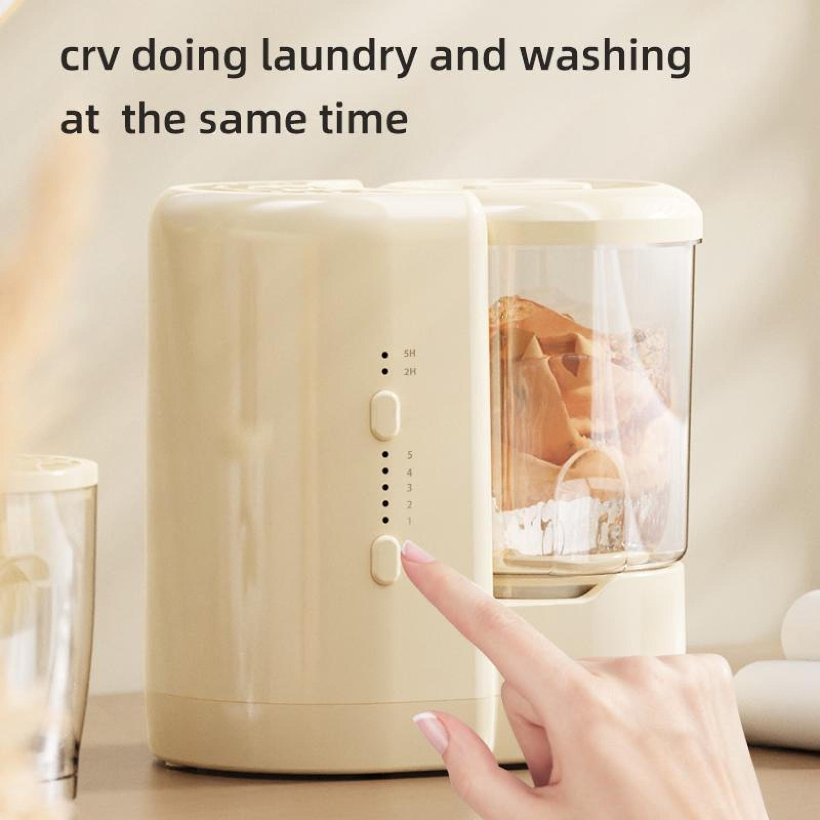 Ein cremefarbenes Waschgerät mit einem transparenten Bereich. Eine Hand drückt eine Taste an der Maschine. Kleidung innen.