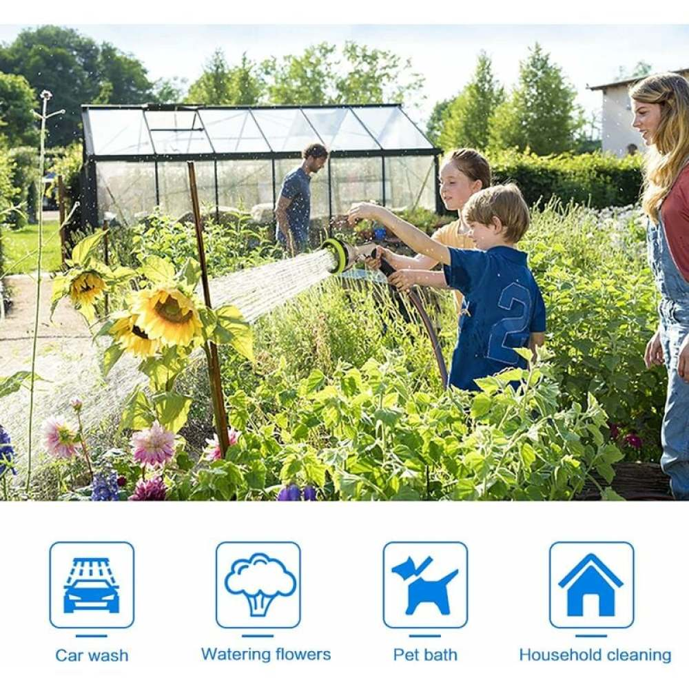 Kinder gießen Pflanzen mit einem Schlauch. Eine Frau und ein Mann sind in der Nähe. Ein Gewächshaus und Sonnenblumen sind im Hintergrund.