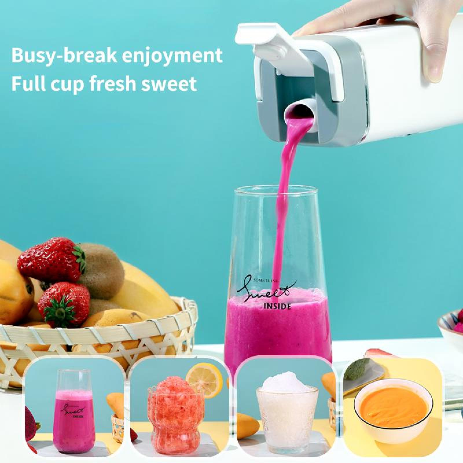Eine Hand gießt rosa Saft aus einem Mixer in ein Glas. Früchte sind in einem Korb. Kleine Gläser mit Saft sind unten.