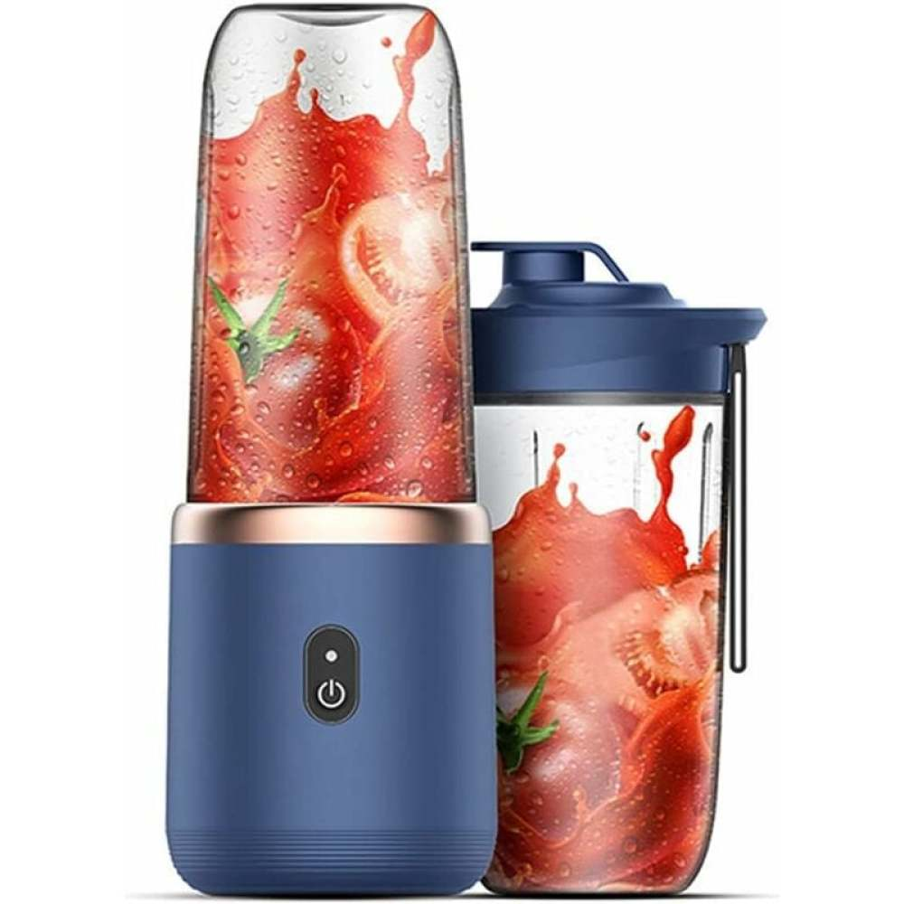 Ein blauer und goldener Mixer mit einem Glasbehälter, der mit roter Flüssigkeit und Tomaten gefüllt ist. Daneben befindet sich ein weiterer Behälter mit ähnlichem Inhalt.