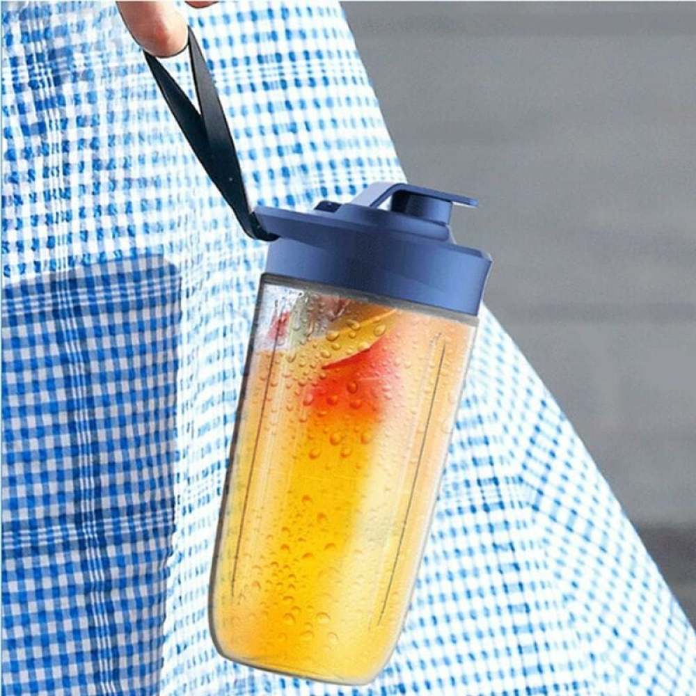 Eine Person hält eine Wasserflasche. Die Flasche enthält Saft und Obst. Der Hintergrund zeigt ein blau-weißes Karomuster.