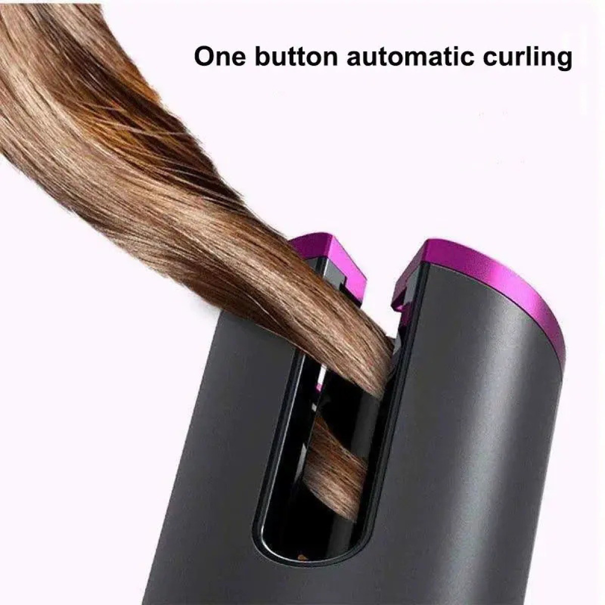 Een krultang krult bruin haar. De tang is zwart met paarse accenten. De tekst zegt: Automatisch krullen met één knop.