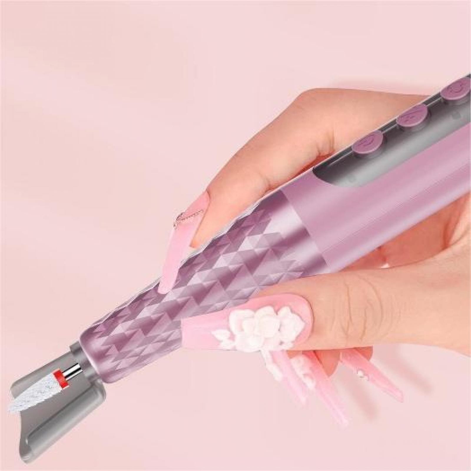 Eine Hand hält einen rosa Nagelfräser. Die Hand hat lange, dekorierte rosa Nägel. Der Hintergrund ist hellrosa.