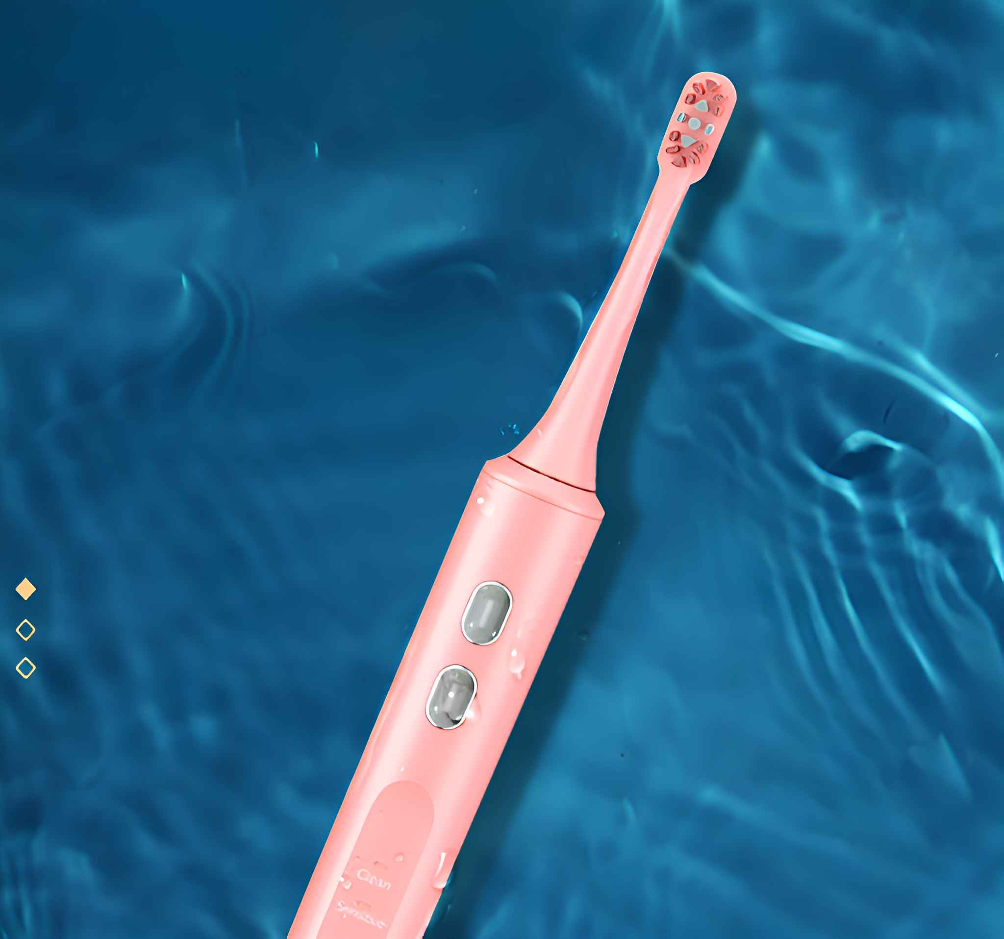 Rosa elektrische Zahnbürste auf blauem Wasser. Knöpfe und Bürstenkopf sichtbar. Etiketten für Clean und Sensitive.