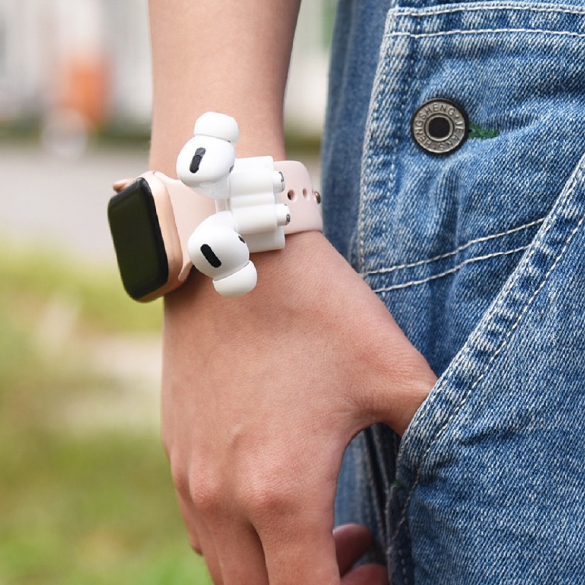 Una persona con un reloj inteligente y AirPods en la muñeca. Lleva una chaqueta vaquera. La mano de la persona está en su bolsillo.
