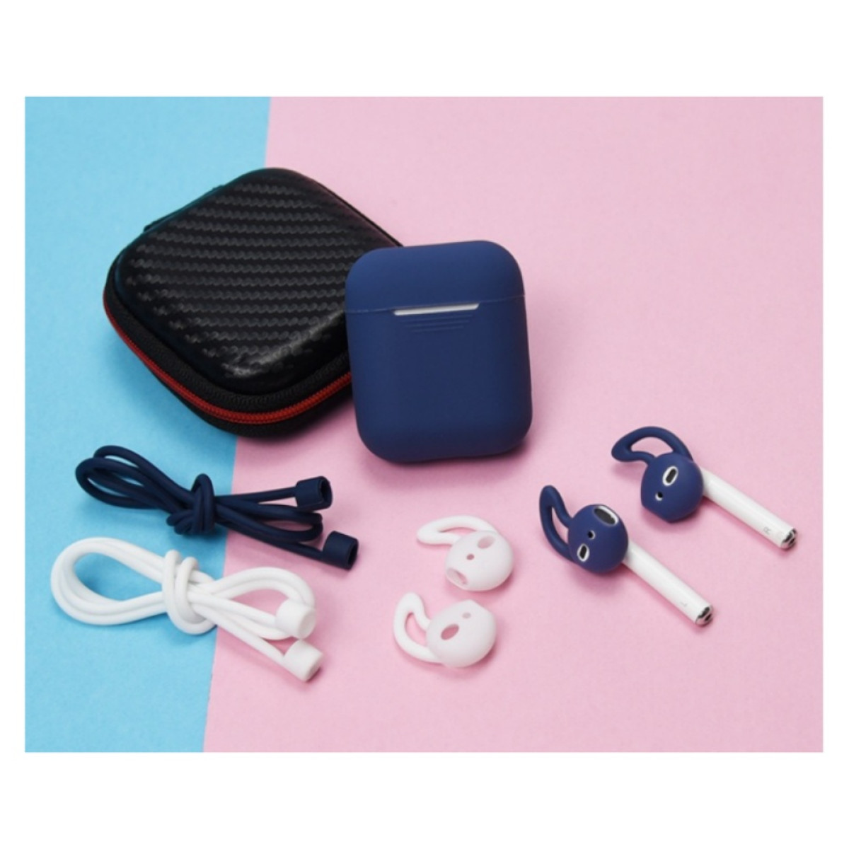 Disposición de varios accesorios. Incluye un estuche negro, un estuche azul, almohadillas blancas y azules y dos pares de auriculares.