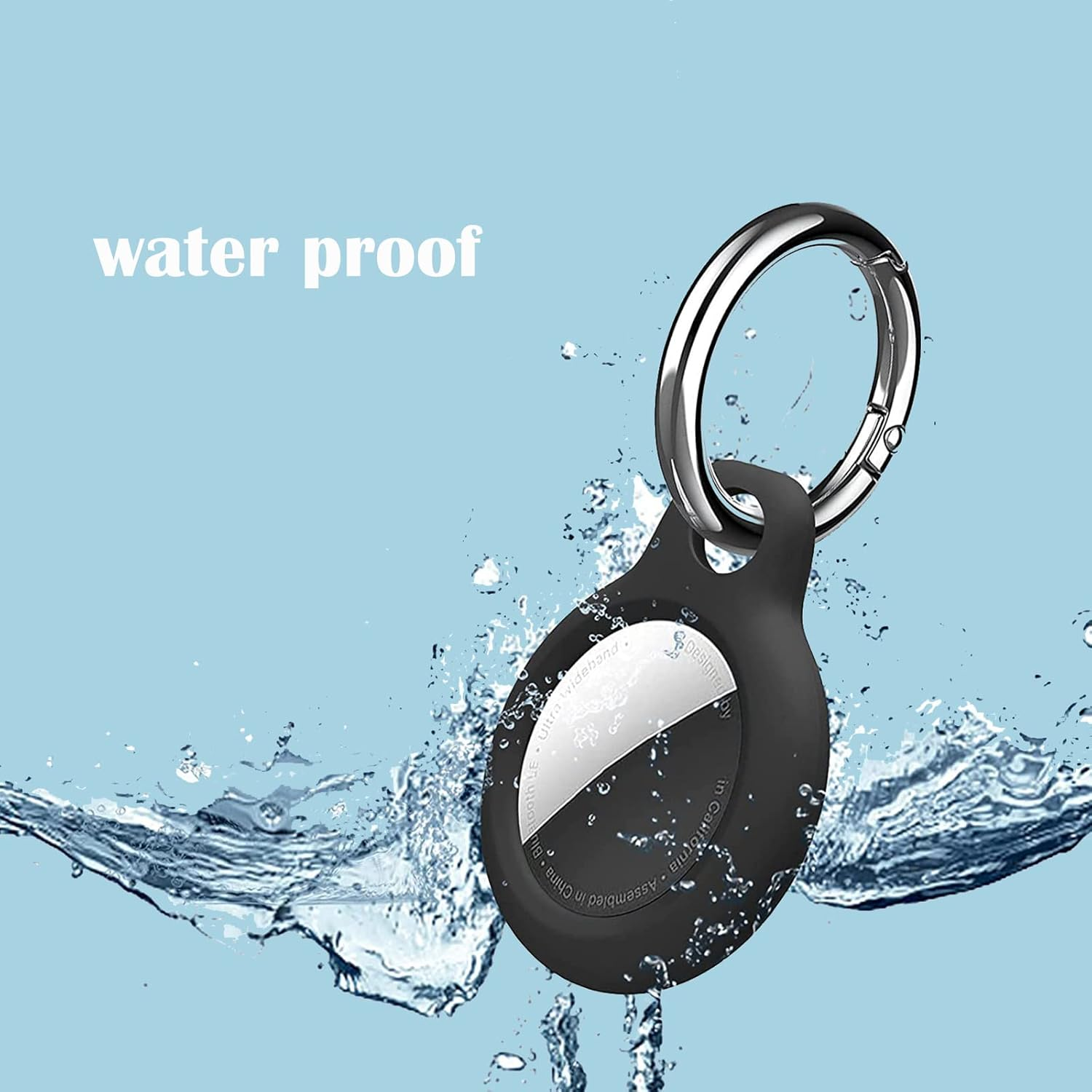 Ein schwarzes, wasserdichtes AirTag mit silbernem Ring vor blauem Hintergrund mit Wasserspritzern. Text: 'water proof'.