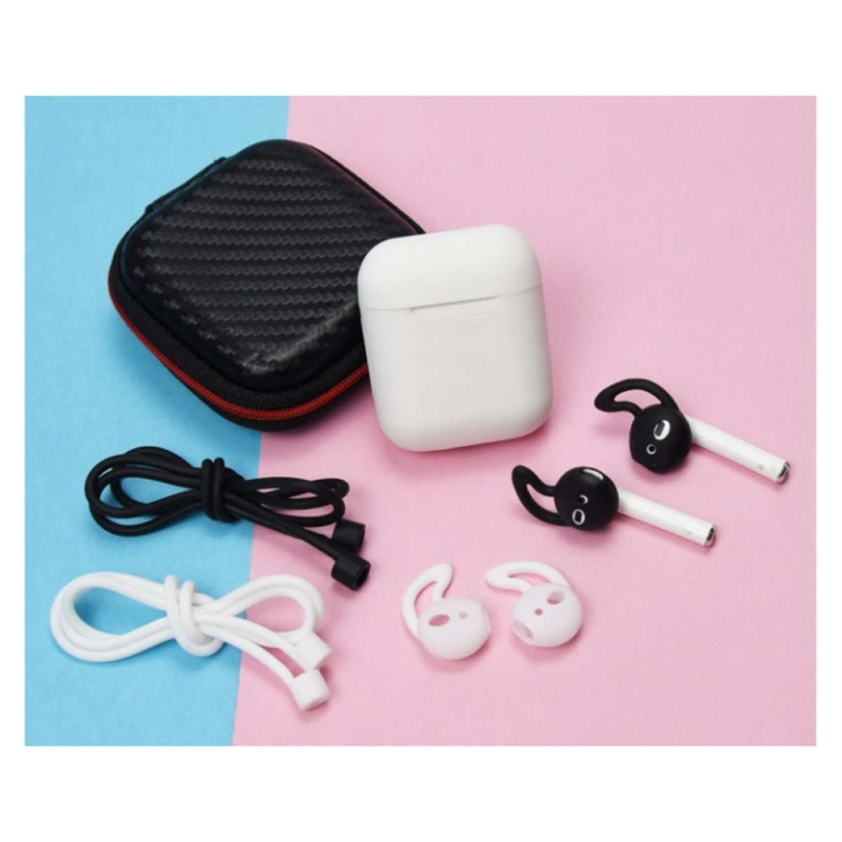 Disposición de auriculares blancos y negros, ganchos para los oídos, una funda blanca, una funda negra y cordones sobre un fondo azul y rosa.