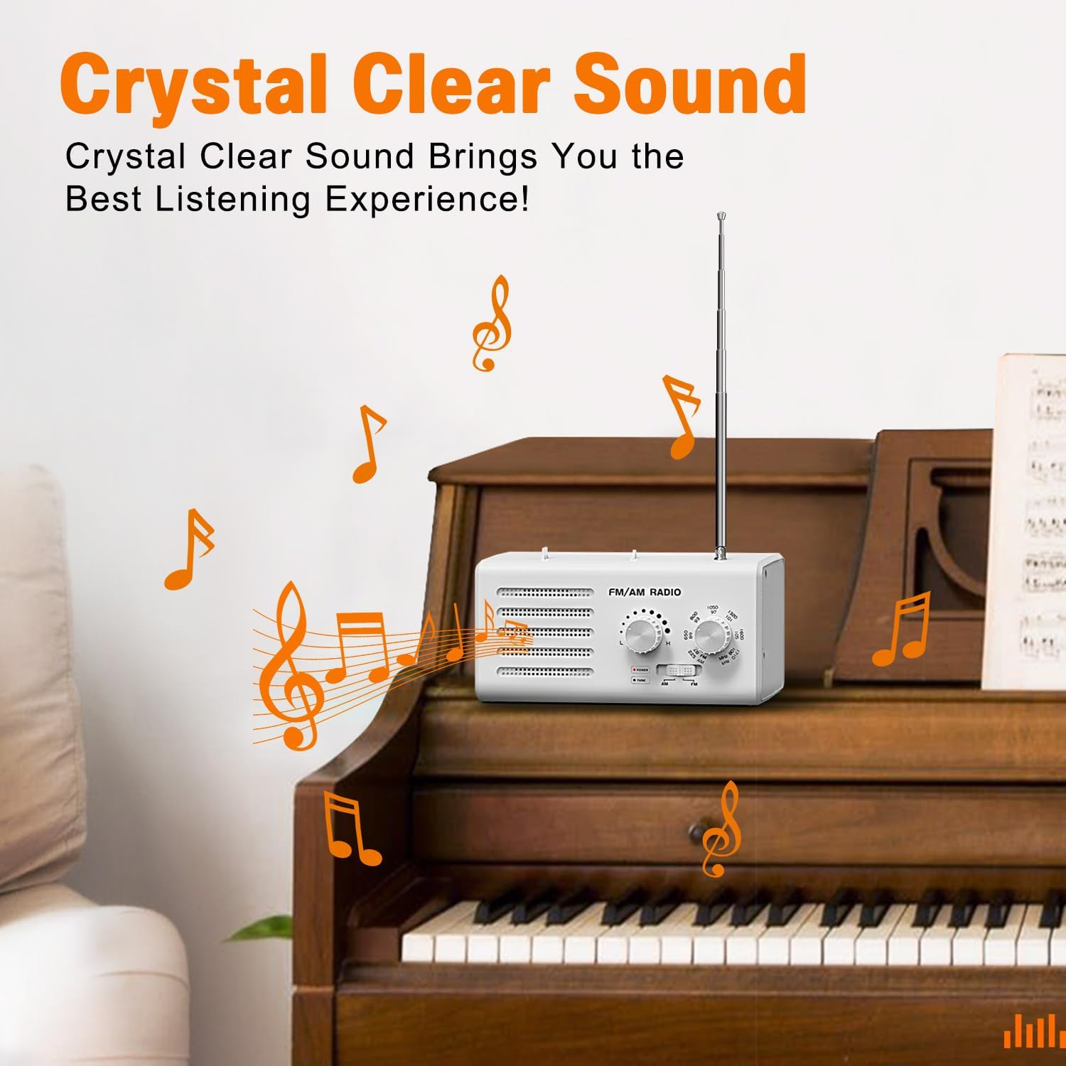 Ein weißes FM/AM-Radio steht auf einem braunen Klavier. Orange Noten umgeben das Radio. Der Text lautet 'Crystal Clear Sound'.