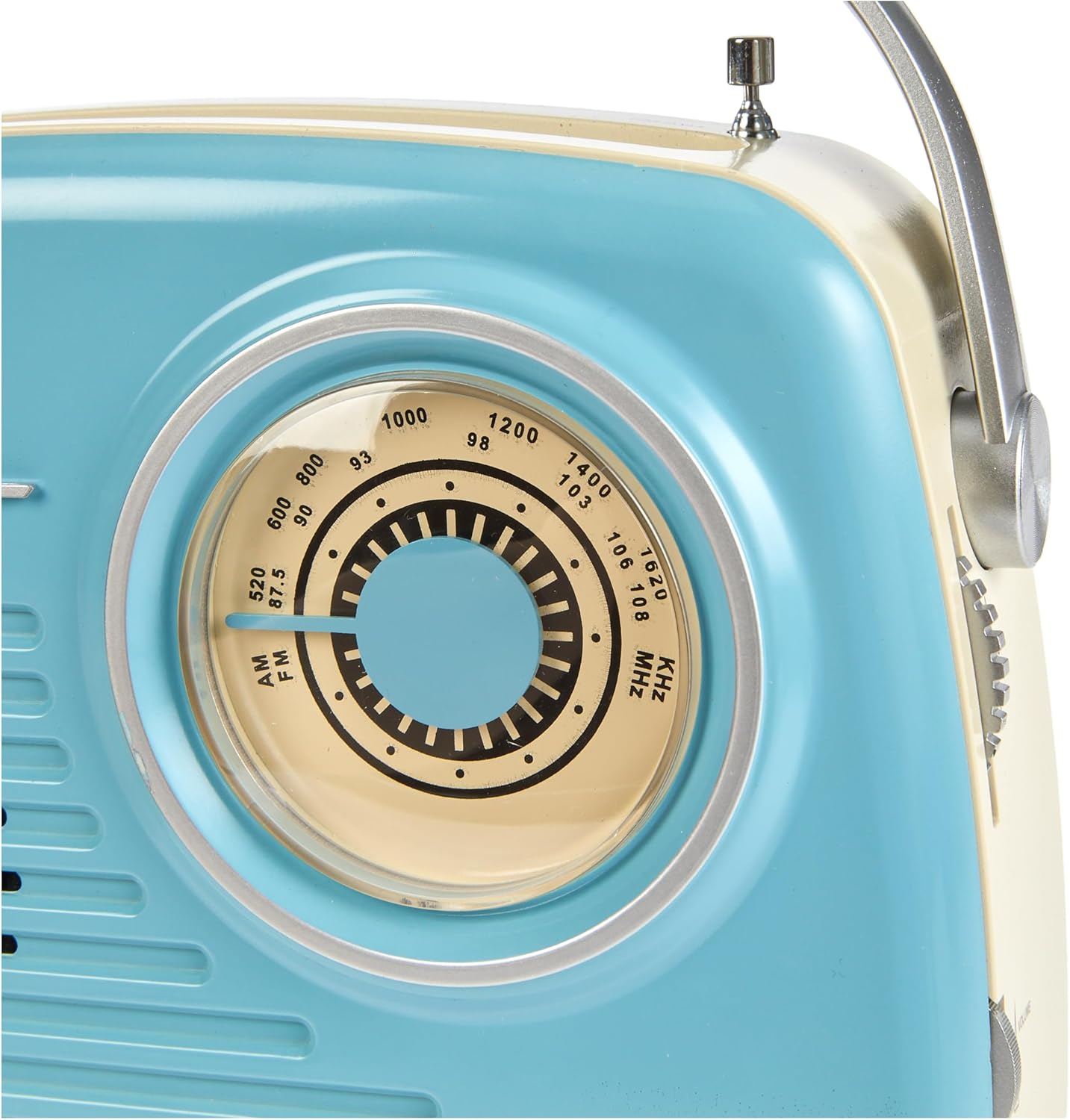Nahaufnahme eines Retro-Radios. Es hat einen blauen Körper, cremefarbene Akzente und ein rundes Zifferblatt mit Zahlen und einer Abstimmungsnadel.