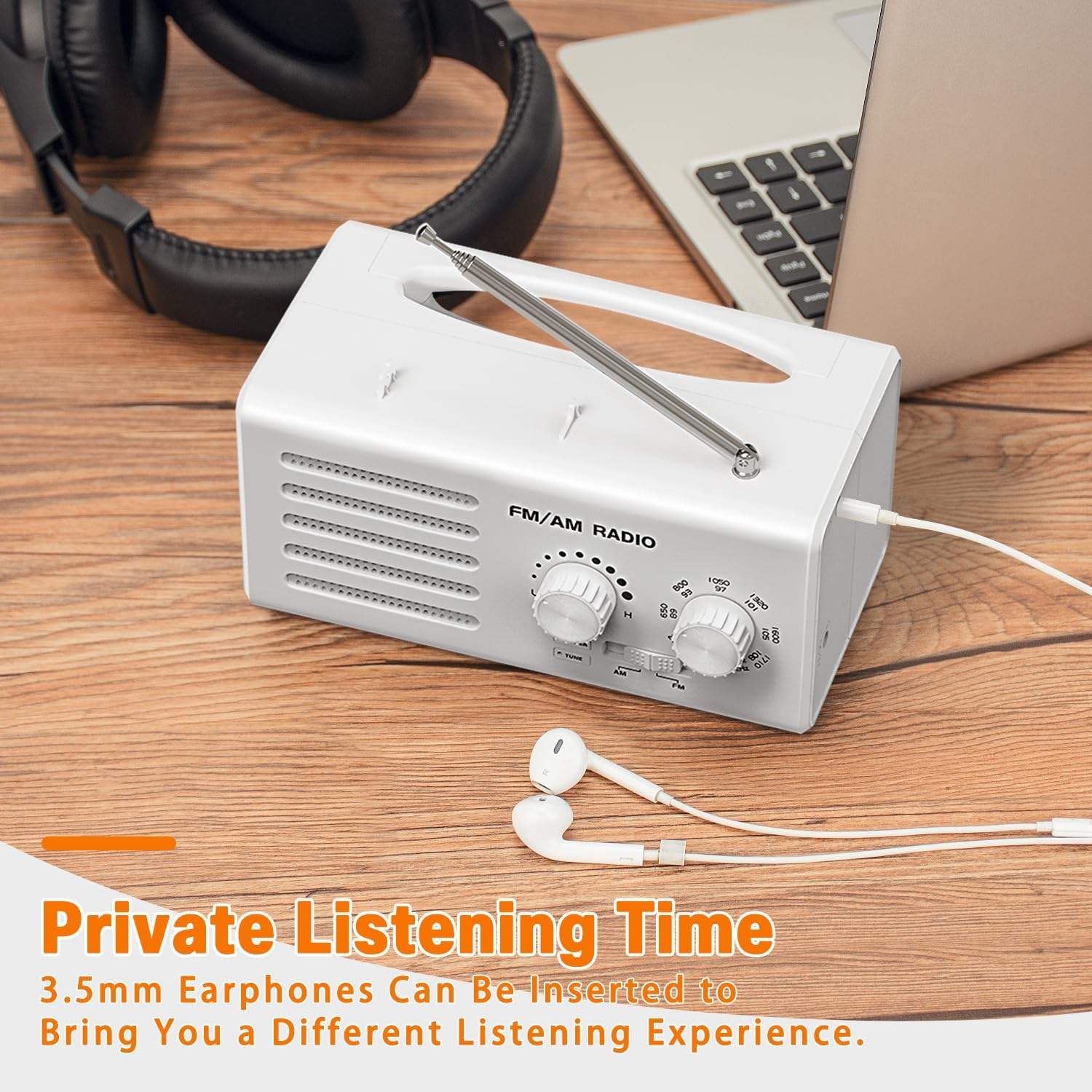 Weißes Radio mit Kopfhörern, Laptop und Kopfhörern auf Holzoberfläche. Text: Private Listening Time.