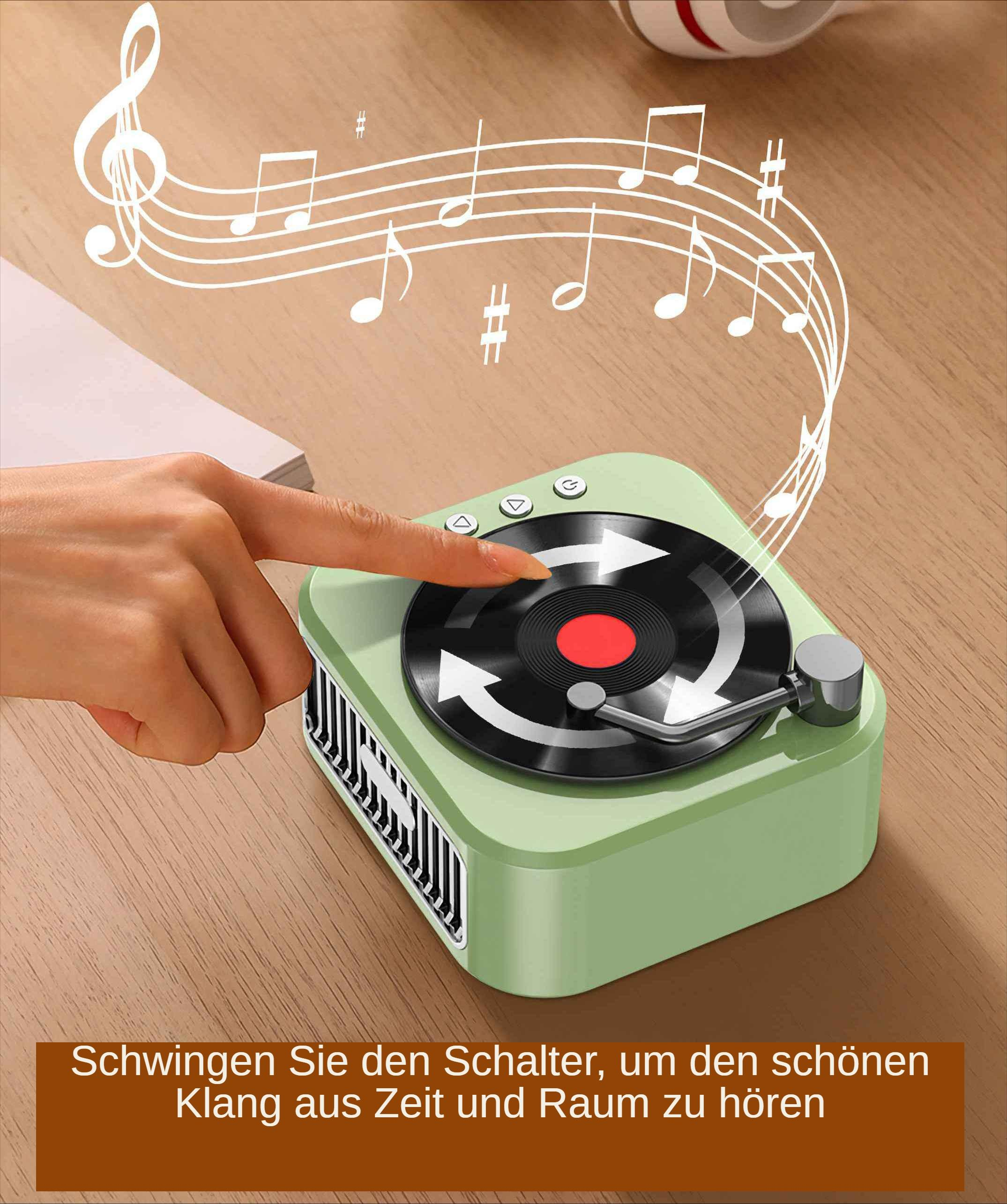 Eine Hand berührt einen mintgrünen Musikplayer mit Schallplattendesign. Noten schweben darüber. Hintergrund: Holzoberfläche.