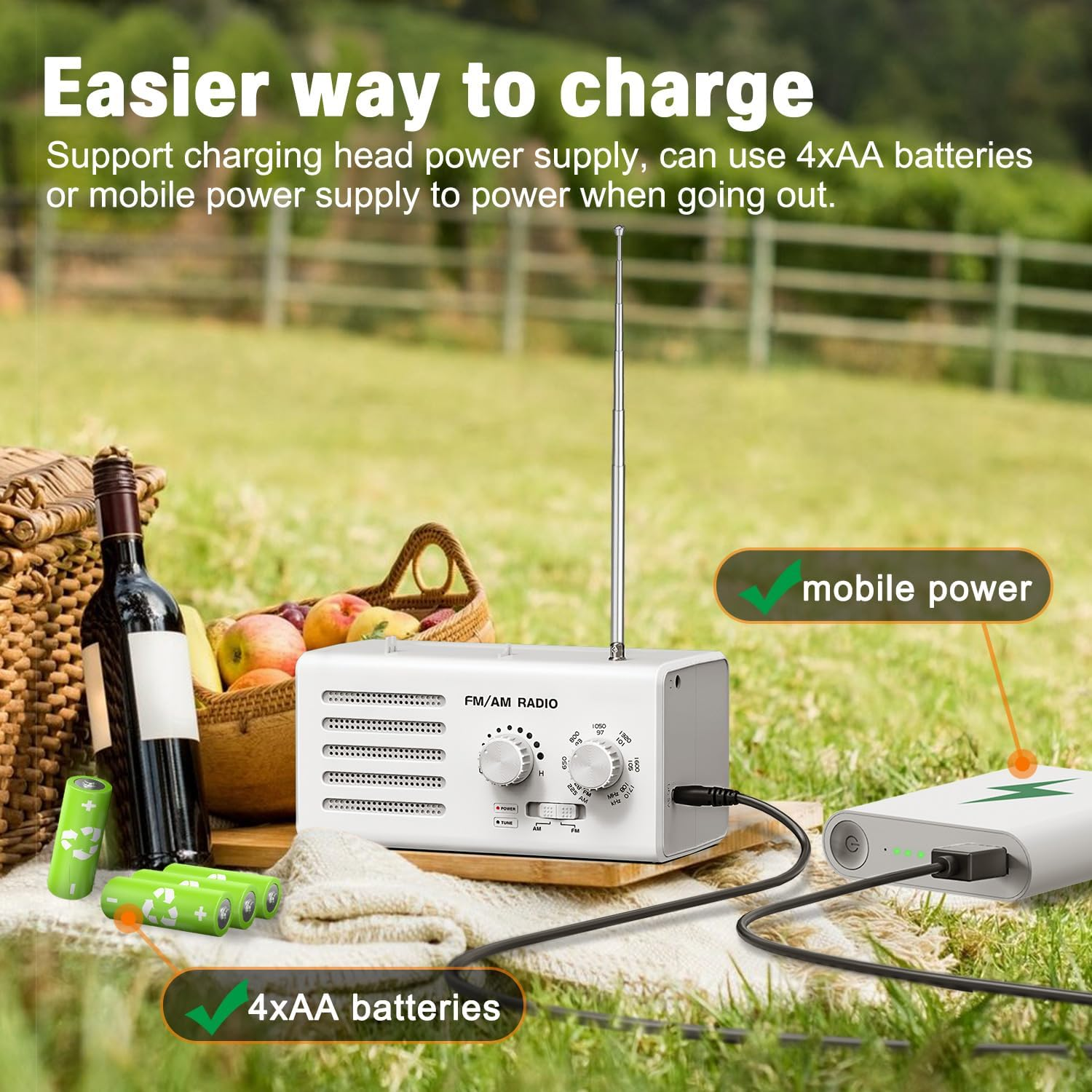 Ein weißes Radio mit langer Antenne steht auf Gras. Ein Picknickkorb, Batterien und eine Powerbank sind ebenfalls zu sehen. Text hebt Stromoptionen hervor.